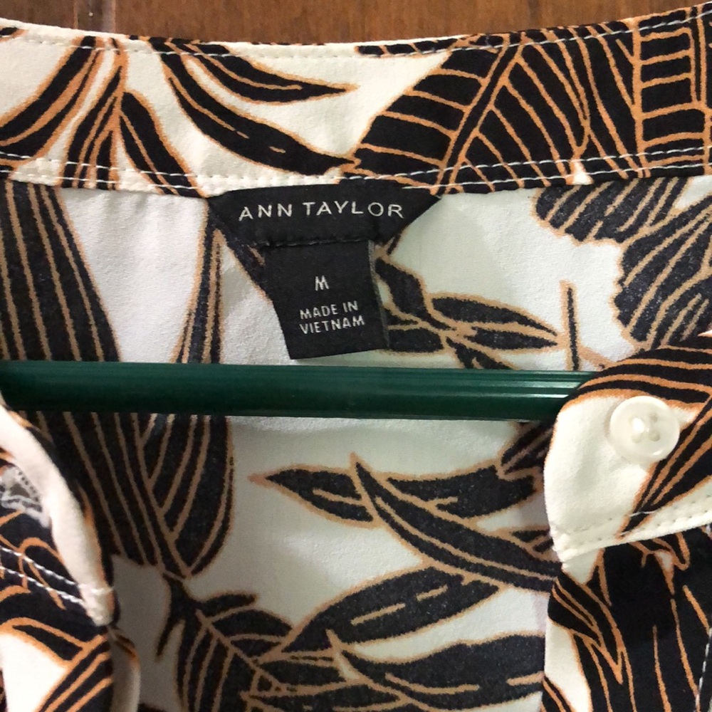 Ann Taylor top. Med - Picture 2 of 8